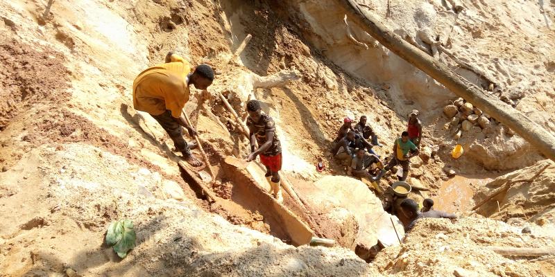 Des creuseurs d’or dans un site artisanal à Mangorejipa, village du territoire de Lubero, Nord-Kivu, Est de la RDC.  ©Umbo Salama