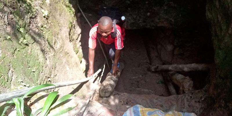 Un homme sortant d’un puits souterrain dans le site minier de Kibindobindo, territoire de Walikale, Nord-Kivu, Est de la RDC.© Didi Bunakima