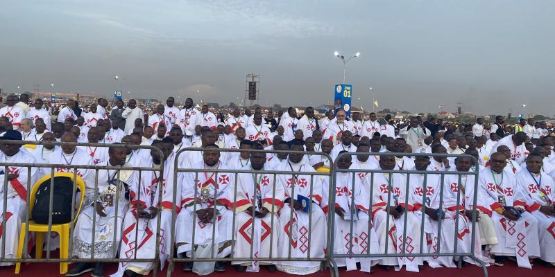 Les prêtres à Ndolo lors de la messe papale