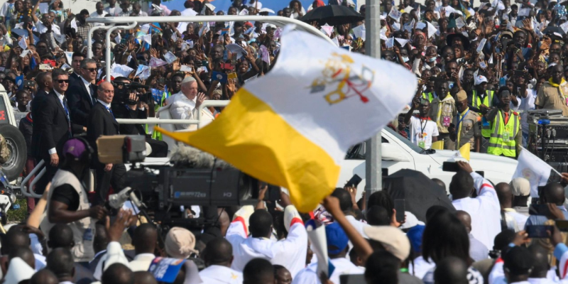 Le Pape François dans la foule à Kinshasa