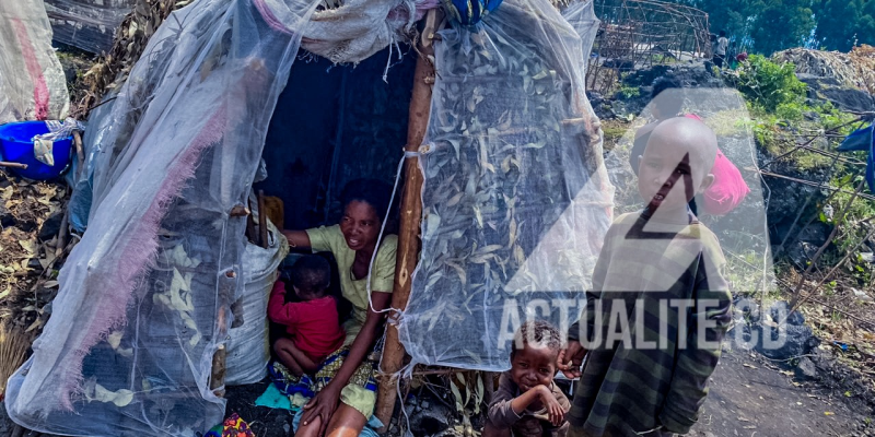 Une femme déplacée et ses enfants dans une cabane à Sake