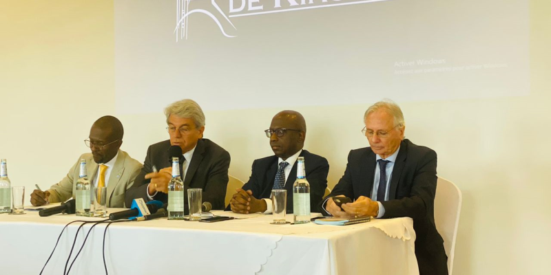 De G à D: Anthony NKINZO DG de l’ANAPI, Bruno AUBERT Ambassadeur de la France en RDC, Bertrand Bisengimana, président de la CCIFC, Jean-Yves PARANT président du comité des CCEF