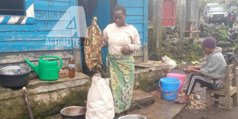 Ces femmes devant leur maison de commerce après le retour au village