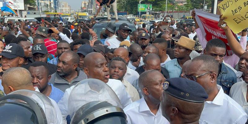 Discussions tendues entre opposants et police