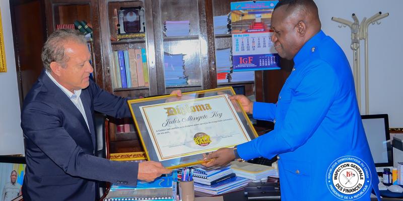 Jules Alingete recevant un diplôme de mérite lui décerné par une organisation brésilienne 