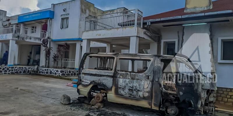 Un bus incendié par des manifestants en colère devant l'Assemblée provinciale du Kasaï Central