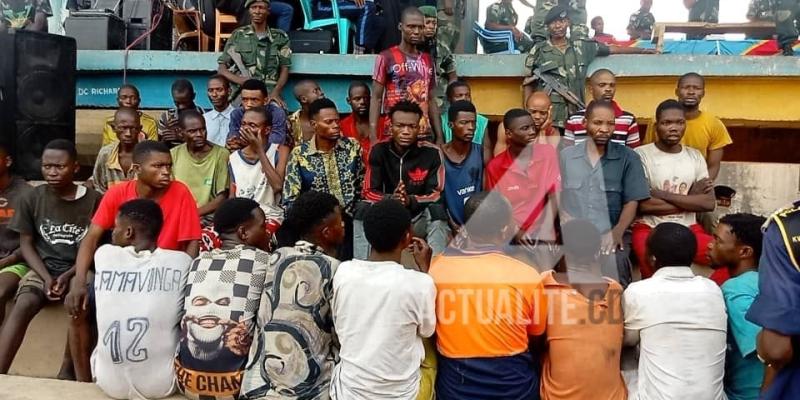 Les miliciens Mobondo lors du procès au stade du 30 juin à Kikwit 