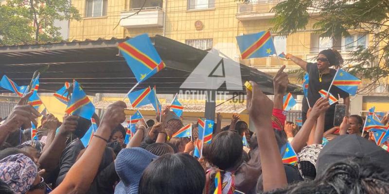 Rassemblement des femmes devant le QG de la Monusco réclamant justice pour Cherubin Okende et la libération de Salomon Kalonda ainsi que Mike Mukebayi