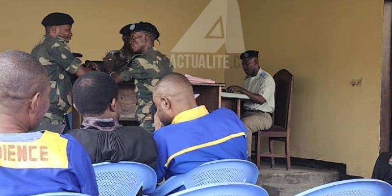 Salomon Kalonda dans la salle d'audience à Ndolo attendant le début de son procès