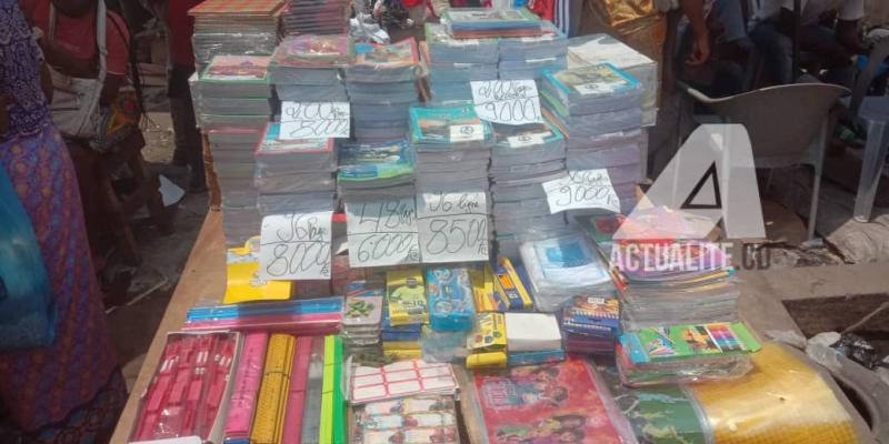 Fournitures scolaires en vente dans un marché 