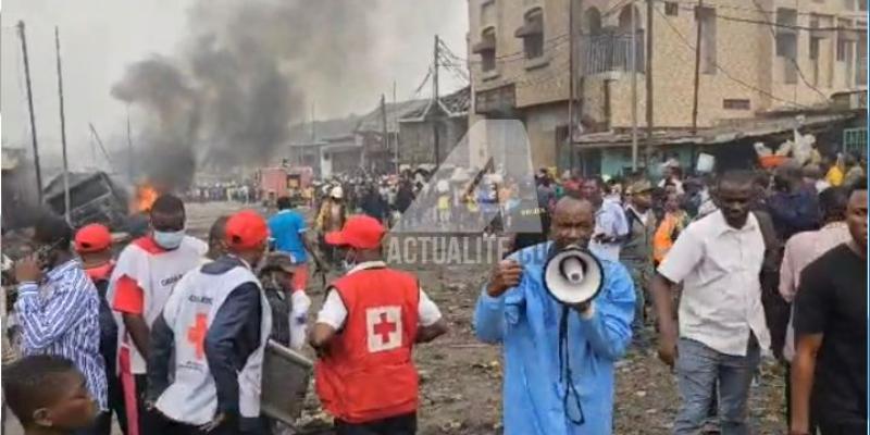 Les secouristes de la Croix-rouge sur le lieu d'explosion d'un camion citerne de carburant à Kinshasa