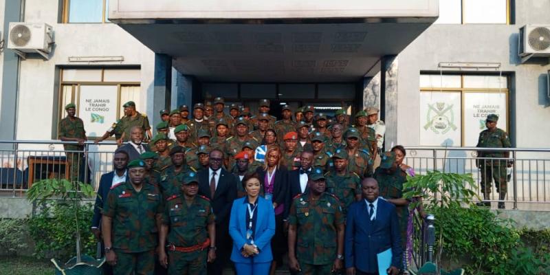 Les Généraux des FARDC, l'équipe dirigeante de l'ANAT et les recenseurs au camp militaire Kokolo à Kinshasa