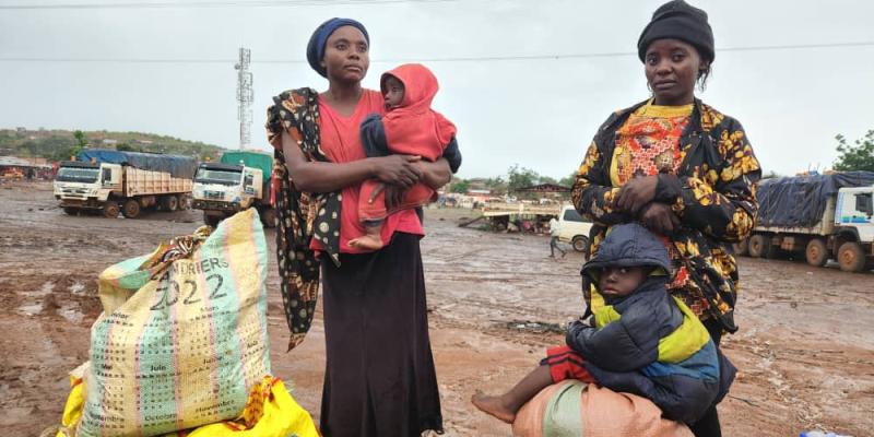 Mukaji et Kabamba arrivent au parking de Nguba en provenance de Kamina dans le Haut-Lomami sous une pluie battante.