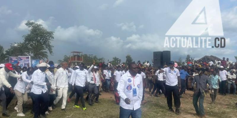 Arrivée de Moise Katumbi au lieu de meeting à Oicha