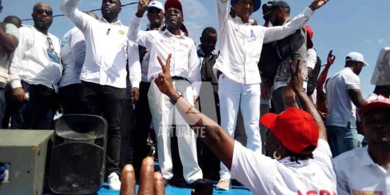 Sur la photo, Moise Katumbi, Matata Ponyo et Seth Kikuni lors d'un meeting le 28 novembre à Kindu