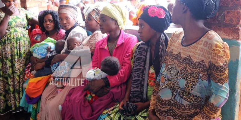 Femmes et bébés dans un centre de prise en charge de malnutrition à Kaniola 