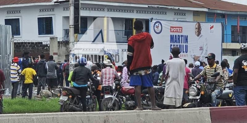 Une foule de curieux devant le siège de l'ECIDE