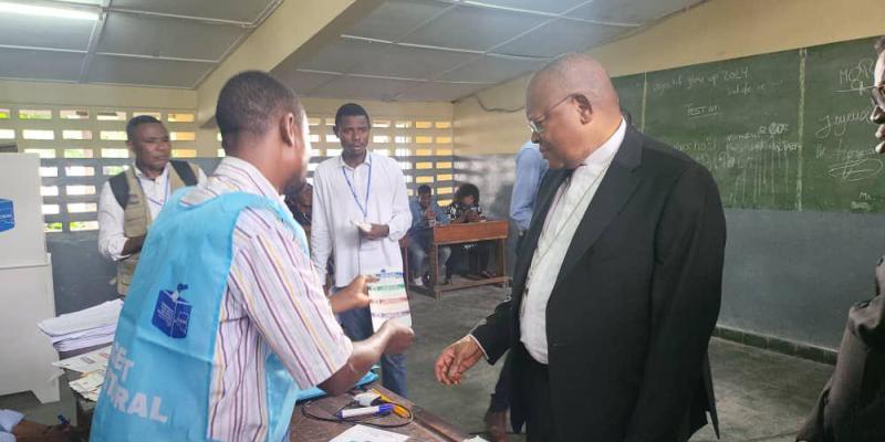 lE Cardinal Fridolin Ambongo dans un bureau de vote