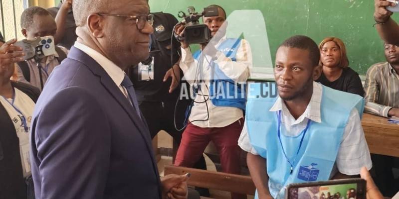 Denis Mukwege dans un bureau de vote 