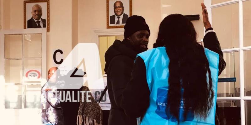 Les Congolais à l'ambassade de la RDC en France pour voter