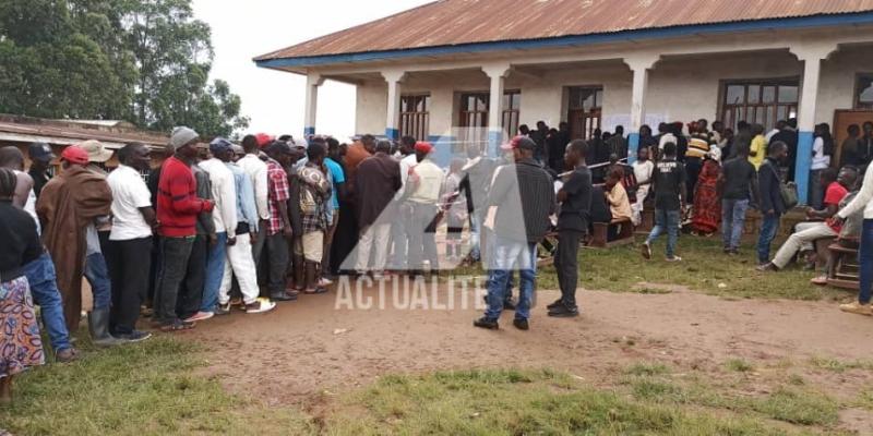 Les électeurs devant un bureau de vote à Butembo