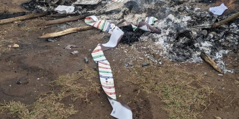 Les bureaux de vote saccagés, DEV, isoloirs, urnes,... incendiés