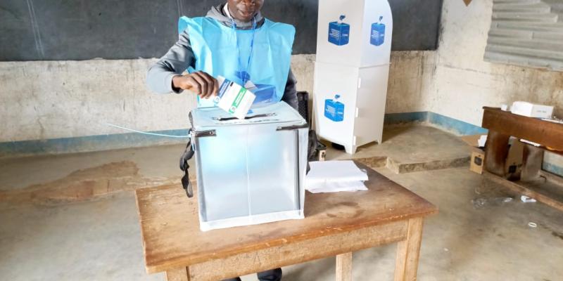 Un agentd e la CENI vote dans un bureau au centre Epo Ville à Bunia