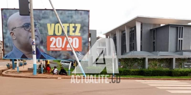 Une affiche de Félix Tshisekedi devant le gouvernorat de Lualaba