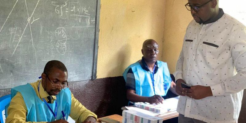 Floribert Anzuluni en plein vote 