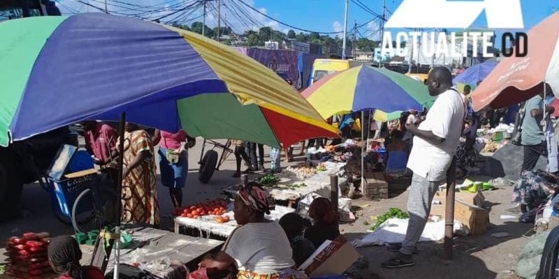 Des vendeuses dans un marché à Kinshasa