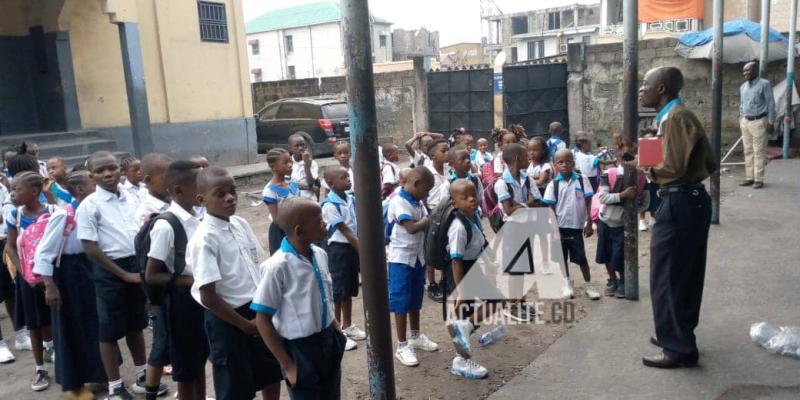 David Abeli directeur du complexe scolaire Saint Esprit dans la commune de Barumbu sensibilise les élèves 