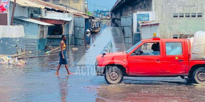 Les eaux du fleuve Congo inondent la route poids lourds à l'entrée du port CELCO