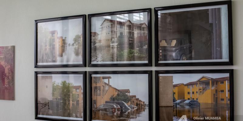 Exposition: « Urbanisation sauvage et dérèglement climatique : la crue du fleuve Congo déshabille Kinshasa »Photos Olivier Muamba, vidéos Lucien Adipenza, texte Prisca Lokale, commissaire Arsène Mpiana.