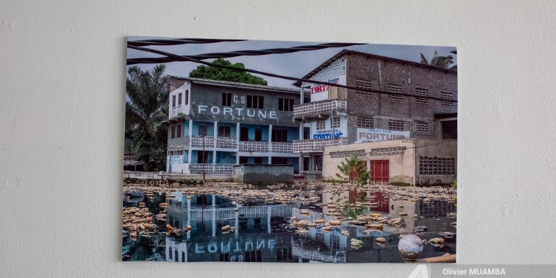 Exposition: « Urbanisation sauvage et dérèglement climatique : la crue du fleuve Congo déshabille Kinshasa »Photos Olivier Muamba, vidéos Lucien Adipenza, texte Prisca Lokale, commissaire Arsène Mpiana.