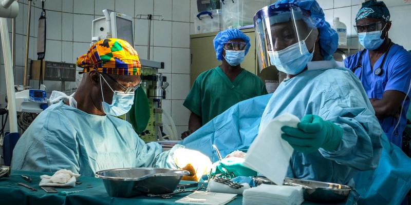 L'équipe chirurgicale du CICR et de l'hôpital CBCA Ndosho, à Goma, opère un blessé par arme. Photo Jonathan Busasi/ CICR