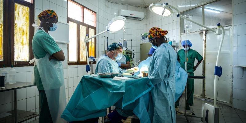 L'équipe chirurgicale du CICR et de l'hôpital CBCA Ndosho, à Goma, opère un blessé par arme. Photo Jonathan Busasi/ CICR