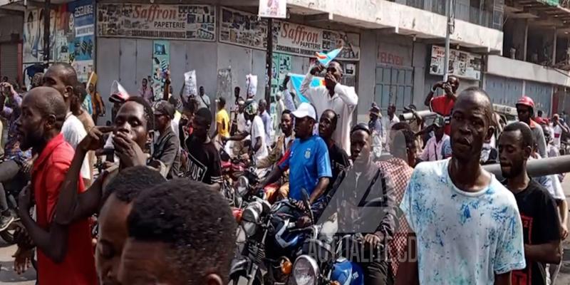 Des manifestants sur l'avenue du commerce à Gombe