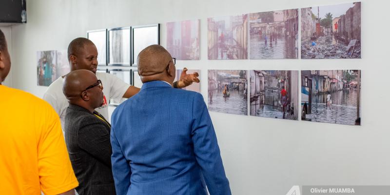 Exposition: « Urbanisation sauvage et dérèglement climatique : la crue du fleuve Congo déshabille Kinshasa »Photos Olivier Muamba, vidéos Lucien Adipenza, texte Prisca Lokale, commissaire Arsène Mpiana.