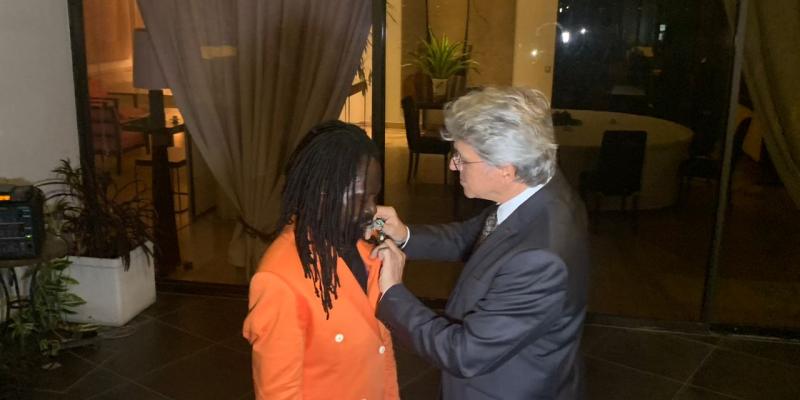 Freddy Tsimba décoré par l’ambassadeur Bruno Aubert