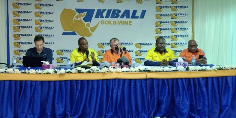 Le PDG de Barrick Gold, Mark Bristow, au centre, avec le staff dirigeant de Kibali à ses côtés