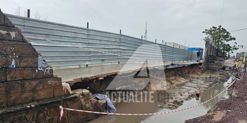 Effondrement du mur de clôture de la FIKIN