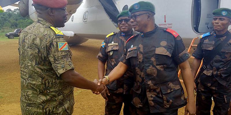 Le général Bruno Mandevu (en lunettes) accueilli à Beni