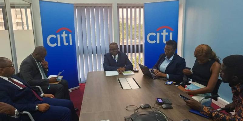 Le DGA de Citigroup Congo,  Faustin Kakina, au milieu,  lors de la conférence de presse