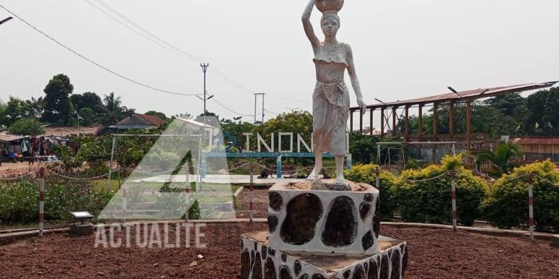 Statue d’une femme portant une calebasse d'eau en provenance d'un puits. Symbole du courage de la femme, elle a été érigée en 2022 en remplacement de celle de Henry Morton Stanley de 1882. Elle est située le long du boulevard Mobutu. 