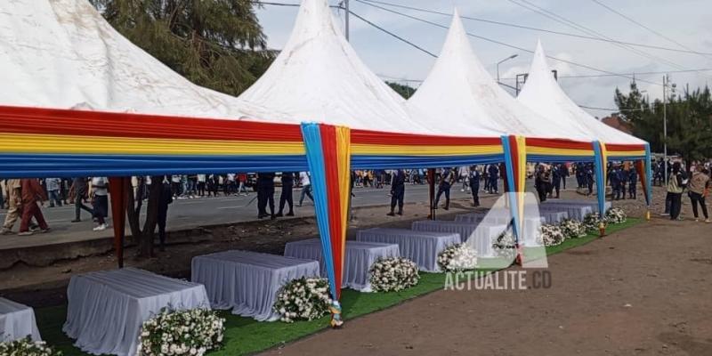 Mise en place pour les derniers hommages aux victimes des bombardements au camp des déplacés de Mugunga 