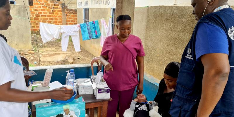 Le Dr Patrick Bahizi, point focal paludisme de l’OMS, assistant à une séance de la CPP dans la zone de santé de Mbanza-Ngungu