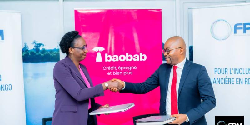 La DG de BAOBAB RDC,  Sandrine MAYINDOMBE, à gauche,  et le DG de FPM SA, Patrick Nkongo,  à droite,  lors de la signature du contrat de partenariat.