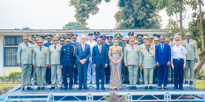 Les lauréats de la 4e promotion de l'école de guerre de Kinshasa