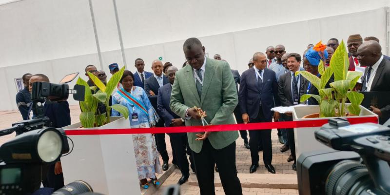 Le ministre Augustin Kibassa Maliba en train d'inaugurer Raxio Data Center 