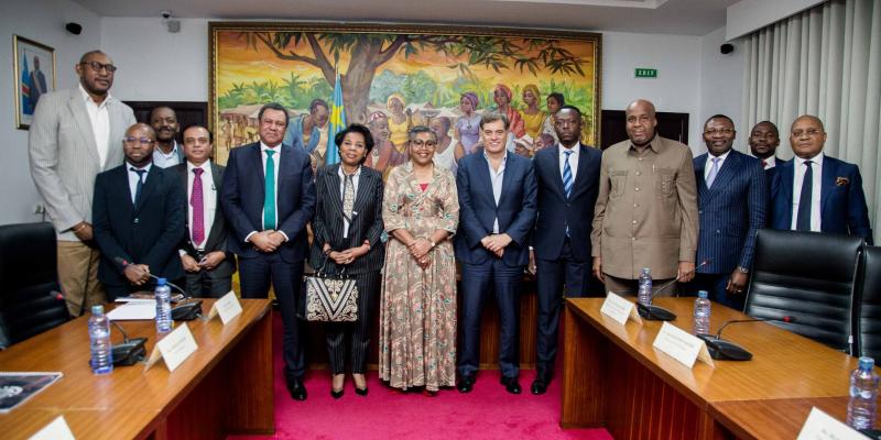 La Première Ministre Judith SUMINWA TULUKA a échangé, ce mardi 27 août à la Primature, avec M. Paul Hinks, Directeur général de la société MYHYDRO, accompagné de sa délégation